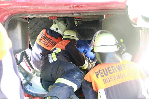 Feuerwehrübung-2013-Bergung-aus-Unfallauto